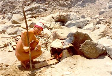 1980 Skiathos 1980-07-002 Hans beim Grillen_478